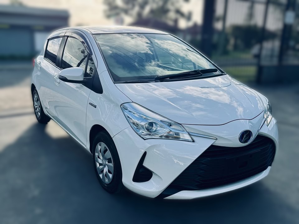 2019-toyota-vitz-white-1